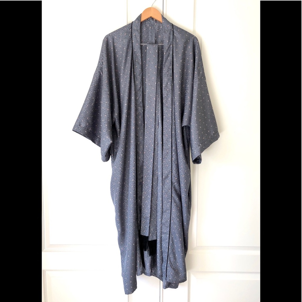 Kimono style silky mini print robe. slate gray Black piping trim OS